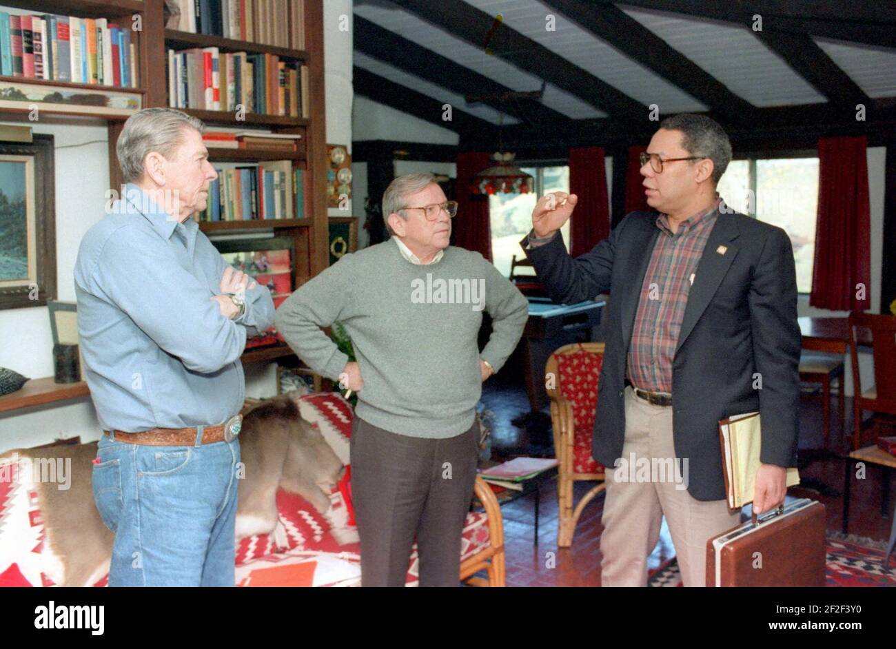 Il presidente Ronald Reagan, Howard Baker e Colin Powell. Foto Stock