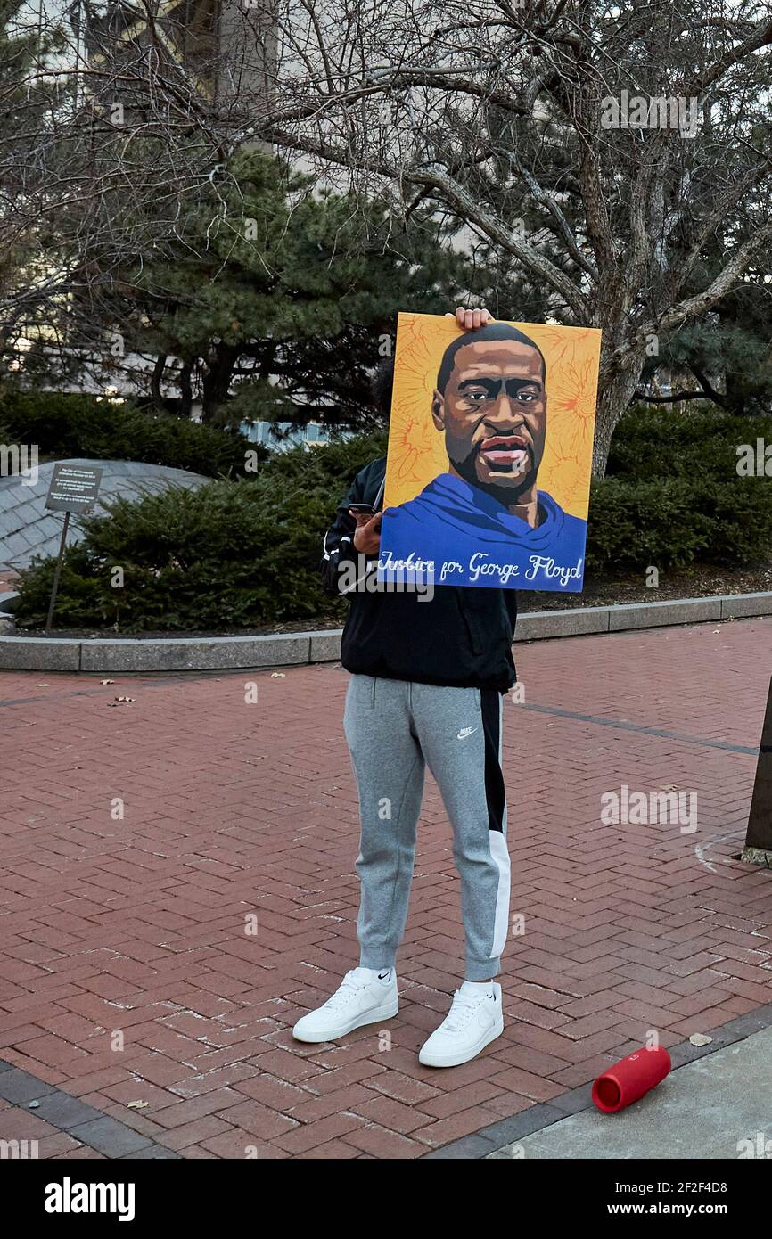 Washington, Stati Uniti. 11 Marzo 2021. Un protestore è visto fuori del tribunale della contea di Hennepin a Minneapolis, Minnesota, Stati Uniti, 11 marzo 2021. Un'accusa di omicidio di terzo grado contro l'ex poliziotto di Minneapolis Derek Chauvin, che ha ucciso George Floyd l'anno scorso, è stata reintrodotta giovedì, quando la data di inizio del processo si è avvicinata. PER ANDARE CON 'il giudice degli Stati Uniti reinstates l'accusa di omicidio di terzo grado contro l'ex poliziotto che ha ucciso Floyd' Credit: Matthew McIntosh/Xinhua/Alamy Live News Foto Stock