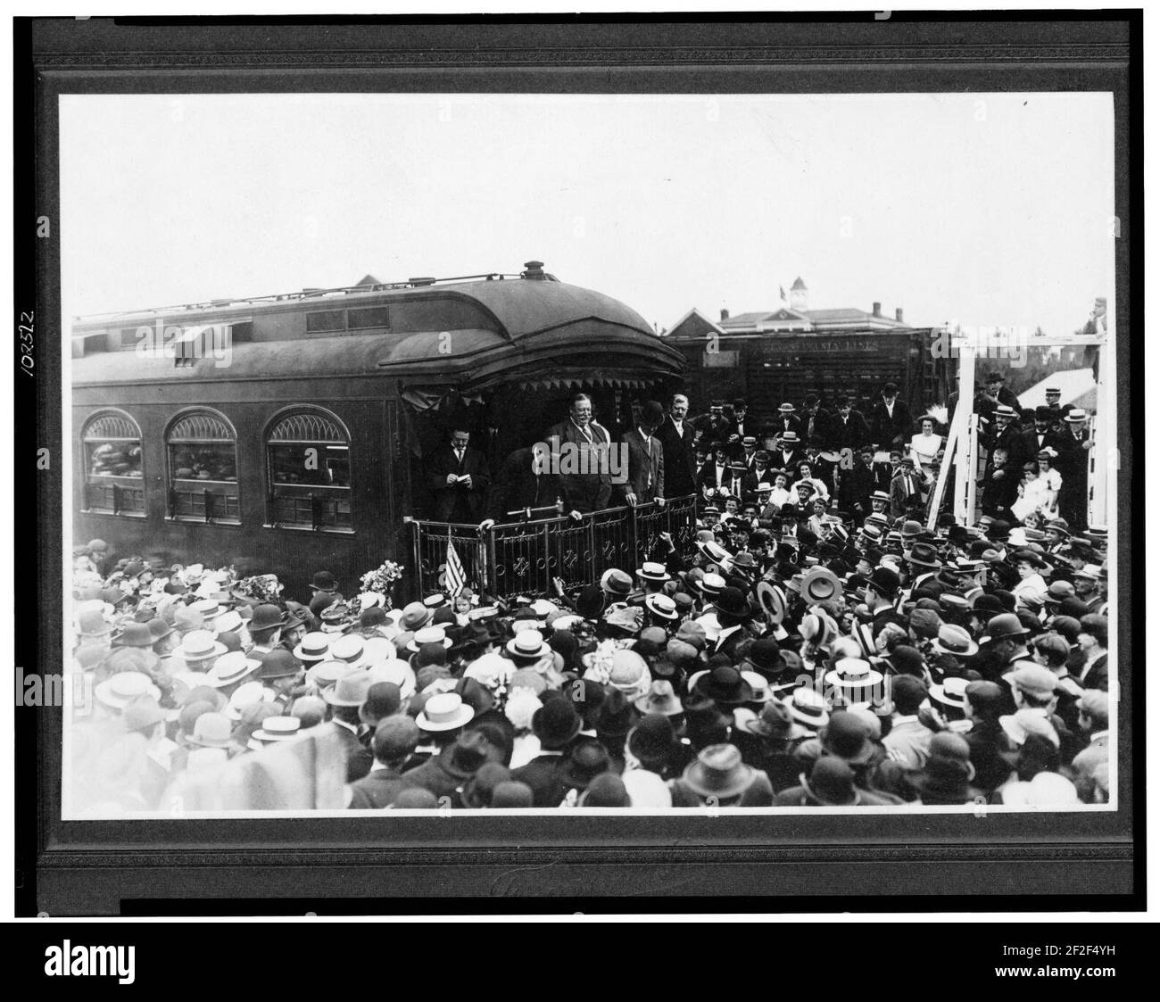 Il presidente William Howard Taft si trova sul retro della ferrovia, guardando fuori dalla folla di persone) - Feeser's Studio, Hannover, Pa Foto Stock