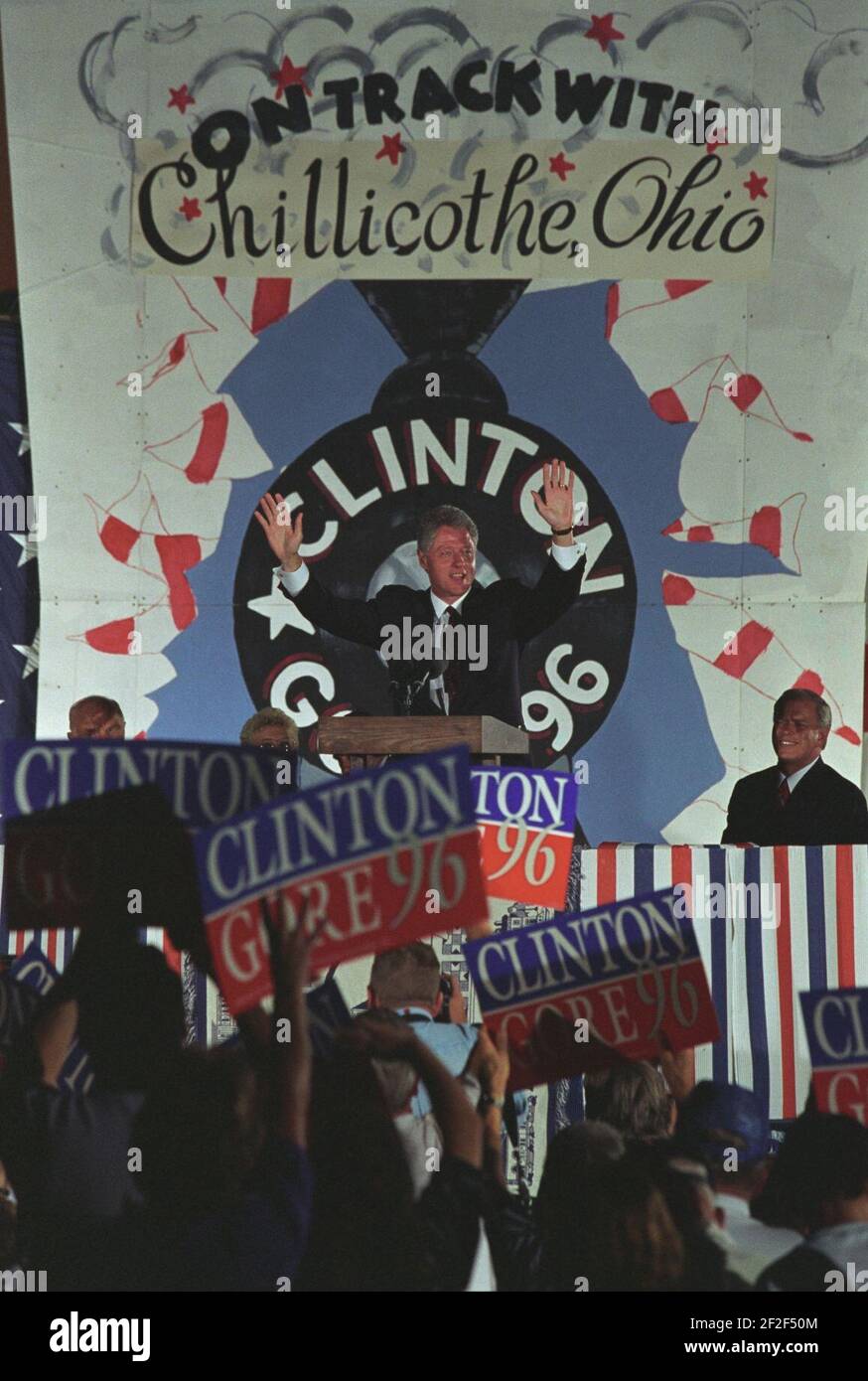 Il presidente William Jefferson Clinton si rivolge a una folla. Foto Stock
