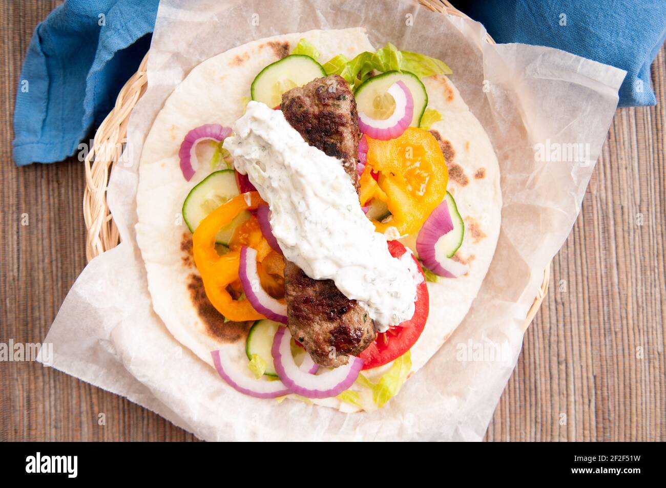 Deliziosa flatbread wrap koobideh, iraniana spiedini con verdure fresche e salsa tzatziki Foto Stock