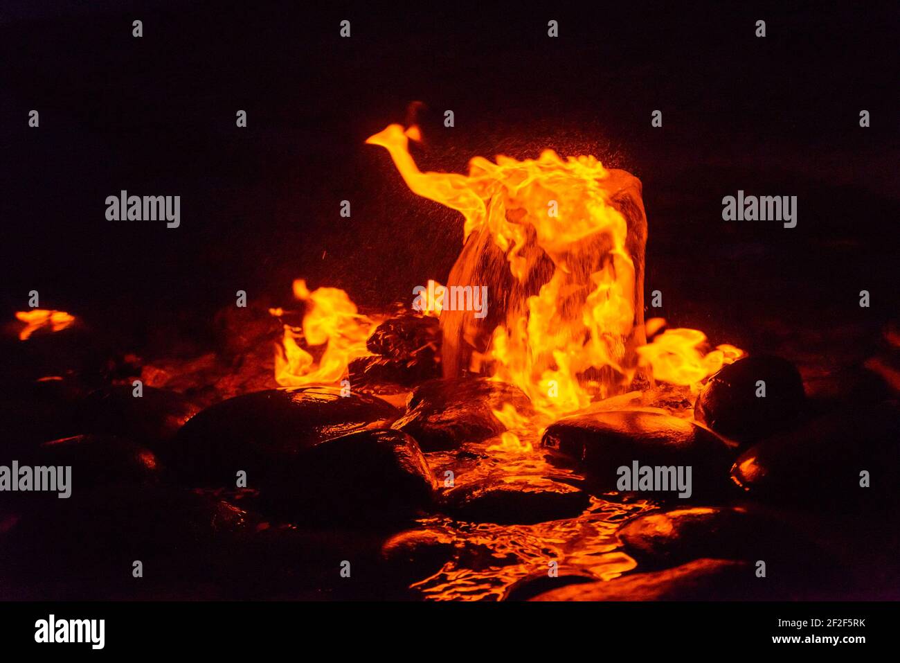 Sorgente di acqua di fuoco. Metano che brucia in acqua. Fuoco freddo. Foto Stock