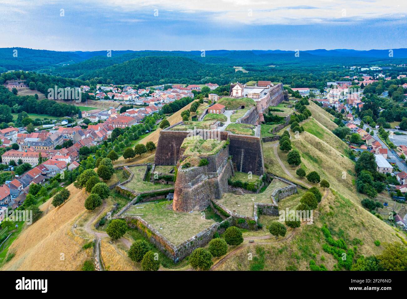 Vista aerea sulla Cittadella di Bitche. Grande fortezza storica con forte fortificazione su collina è dominante della città nella regione della Mosella, Francia. Foto Stock