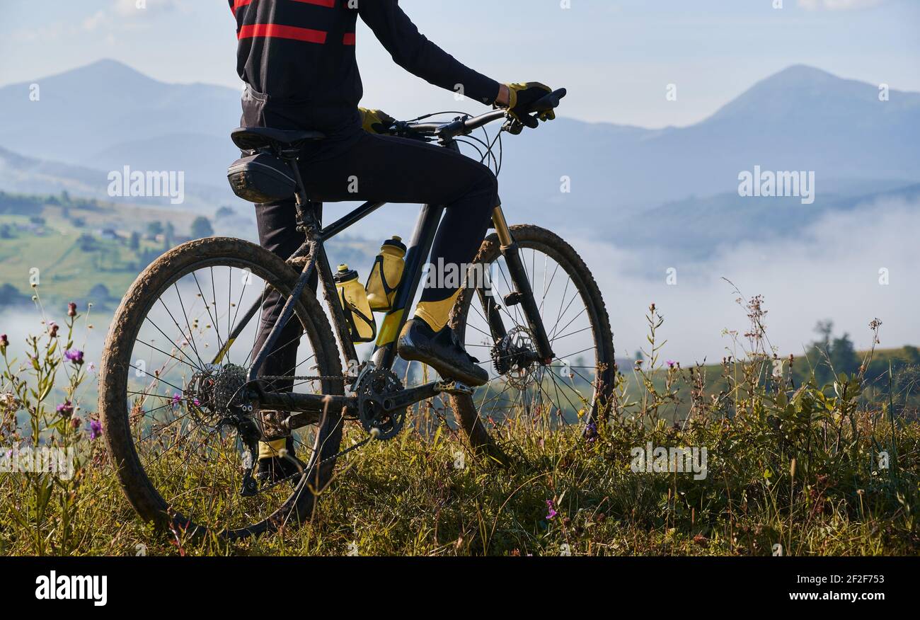 Giovane uomo in discesa in mountain bike Foto Stock