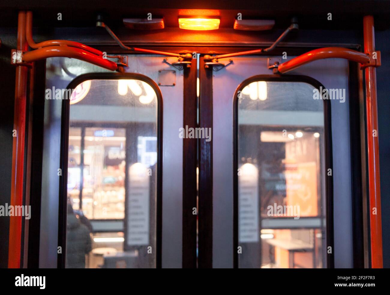 porte chiuse per i trasporti pubblici con segnale luminoso arancione Foto Stock