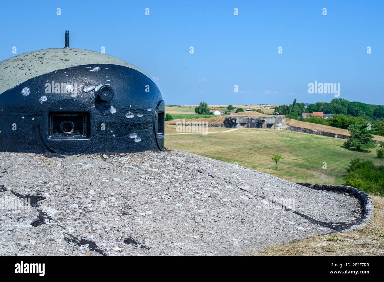 Primo piano della mitragliatrice e torretta di osservazione della fortezza di Maginot Line dal periodo della seconda guerra mondiale. Cima di oggetti militari sotterranei corazzati. Foto Stock