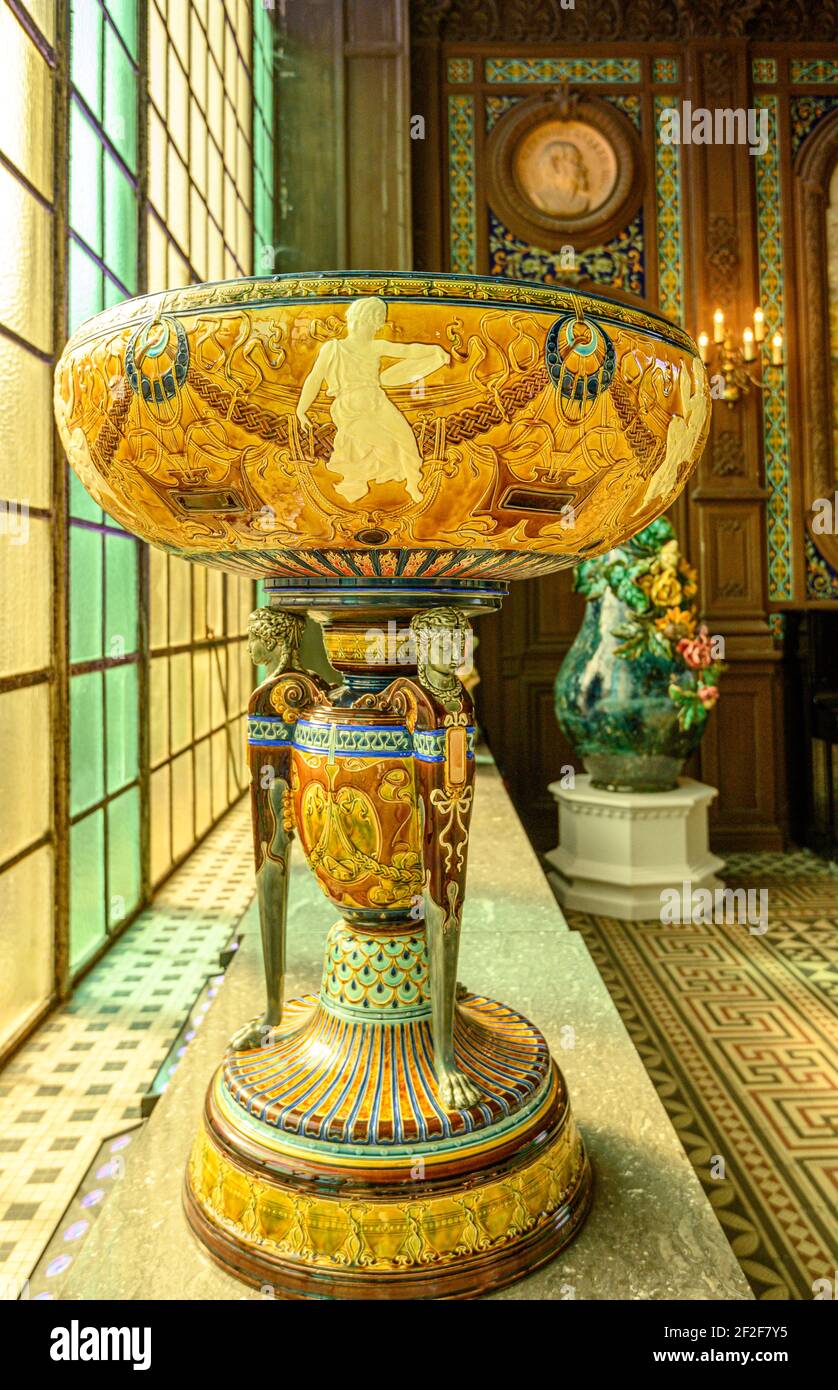 Primo piano della grande ciotola riccamente decorata sul supporto. Mostra nel Museo della ceramica, Sarreguemines, Mosella, Francia. Foto Stock