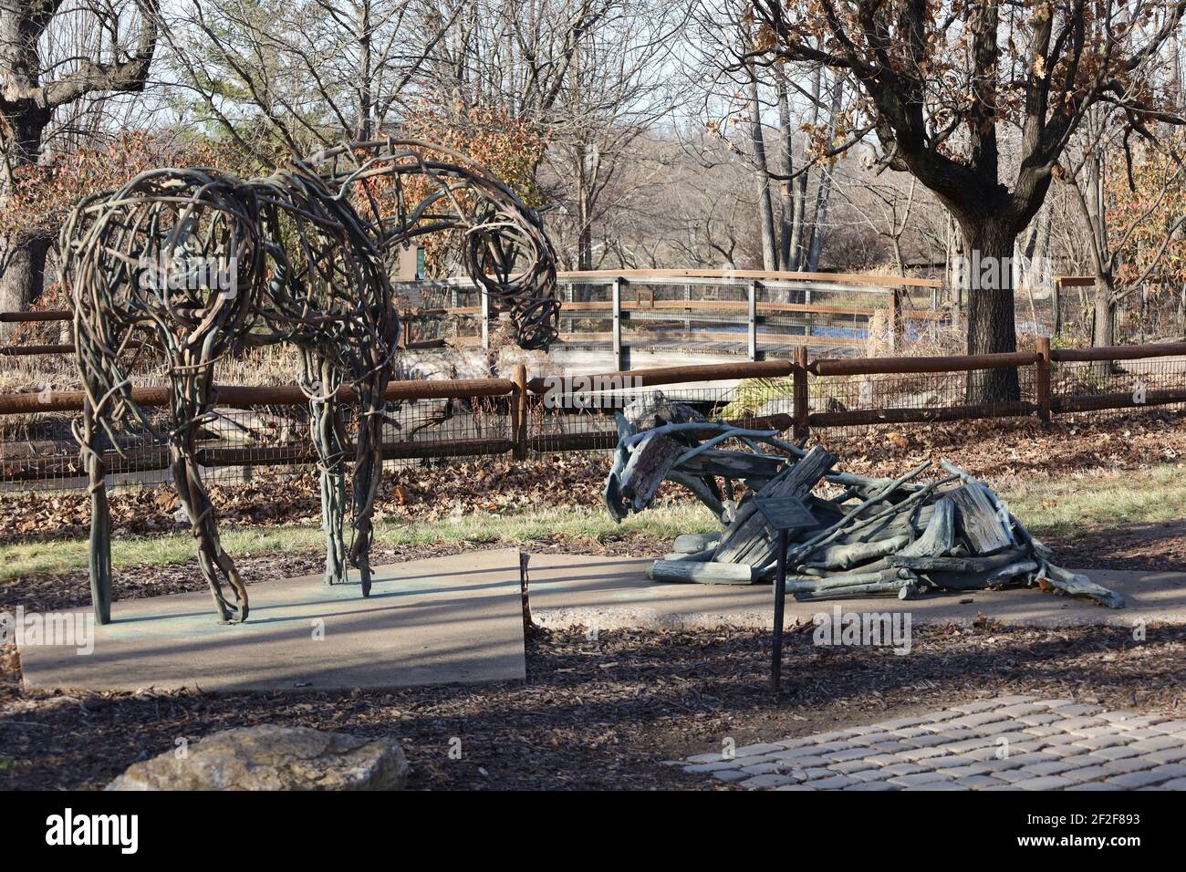 Un primo piano di sculture di cavalli di metallo al Kansas zoo cittadino in una giornata di sole Foto Stock