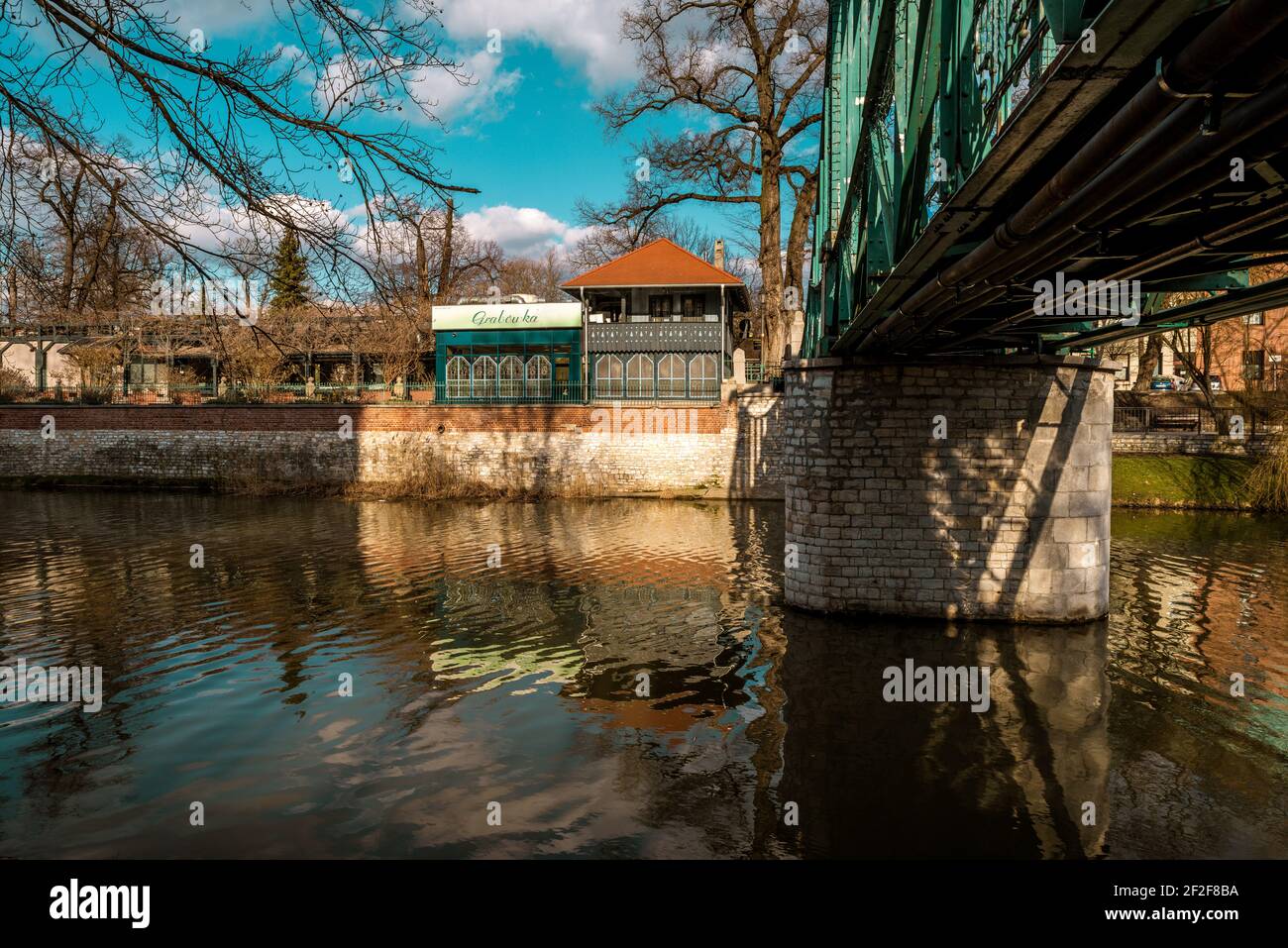 OPOLE, POLONIA - Mar 07, 2021: Ristorante preferito a Opole vicino al Ponte del Castello con le migliori frittelle della città Foto Stock