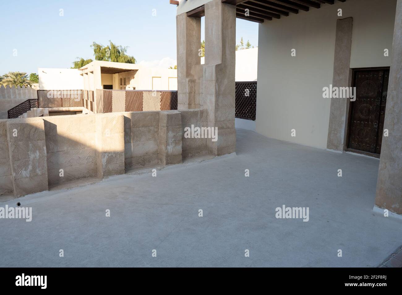 RAS al Khaimah Museum Fort all'interno delle mura che guardano l'architettura mediorientale Foto Stock