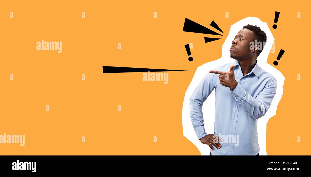 L'uomo africano punta con arroganza al fianco. Collage in stile rivista con sfondo arancione brillante. Volantino con colori alla moda, copyspace per l'annuncio. Sconto, stagione di vendita, concetto di moda e stile. Foto Stock