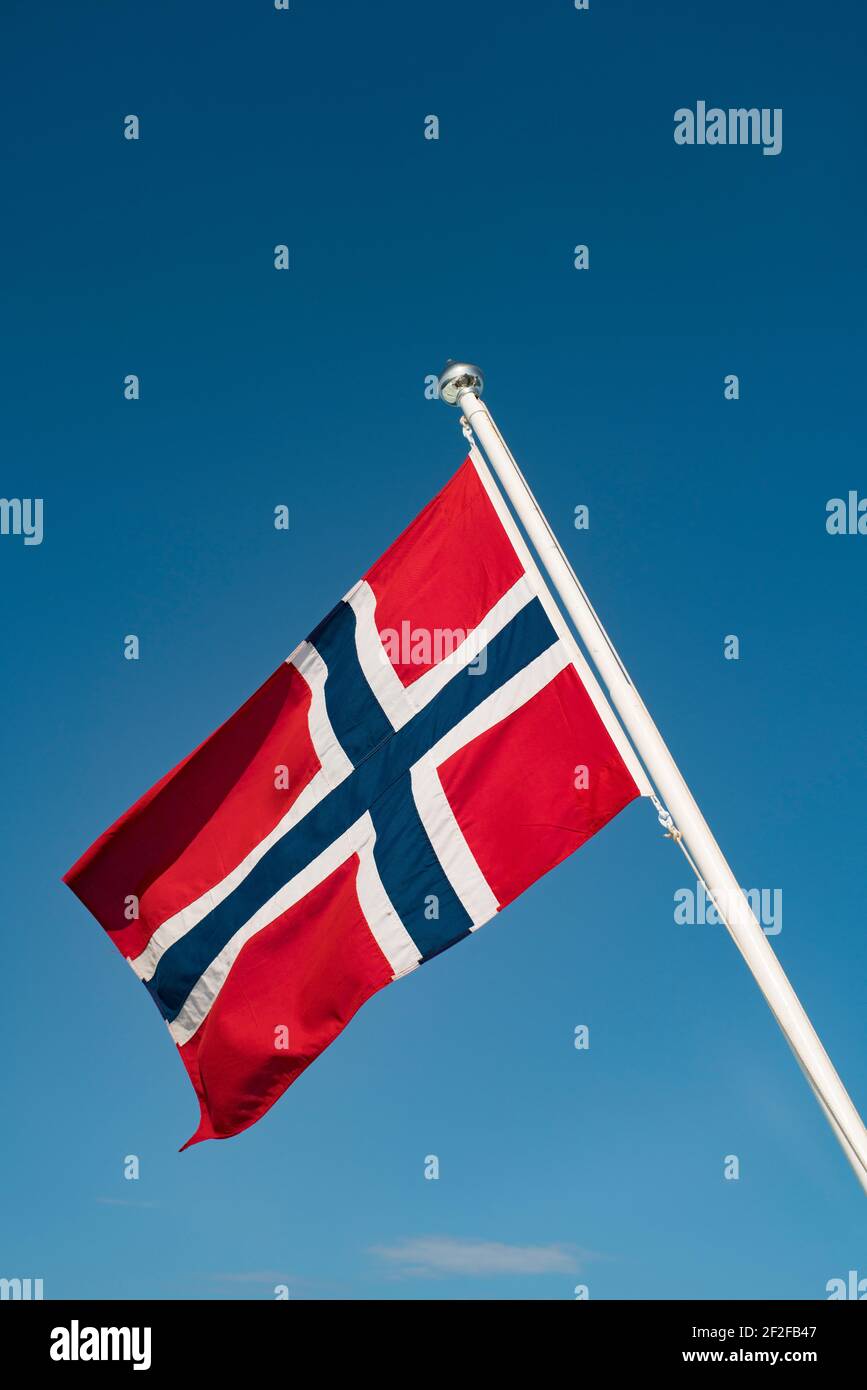 Bandiera nazionale completa della Norvegia su flagpole con Lofoten sfondo Foto Stock