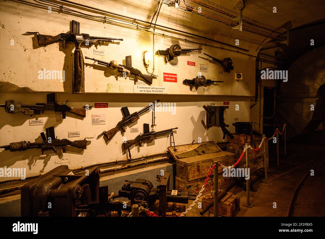 Museo dell'esercito all'interno dell'ouvrage Simserhof, Mosella, Francia. Mostra di armi d'epoca e munizioni. Foto Stock