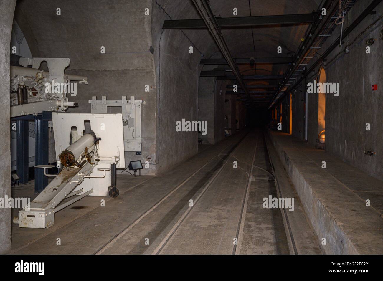 Tunnel sotterraneo in ouvrage Simserhof, parte della Maginot Line, Mosella, Francia. Corridoio che collega le singole parti della fortificazione. Foto Stock