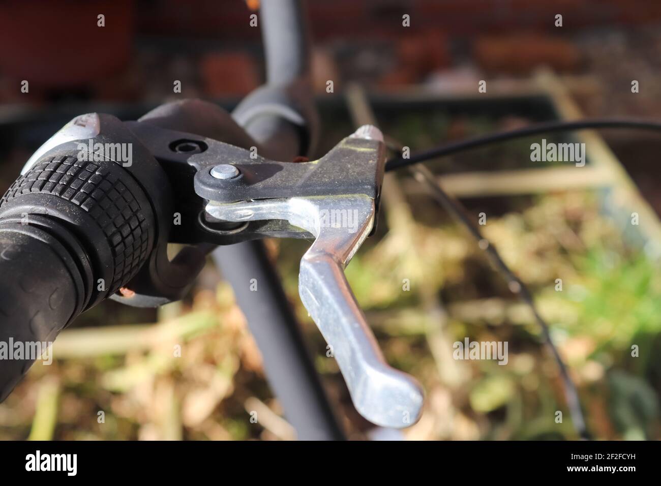 Un colpo di fuoco selettivo della leva del freno a mano su a. bicicletta Foto Stock