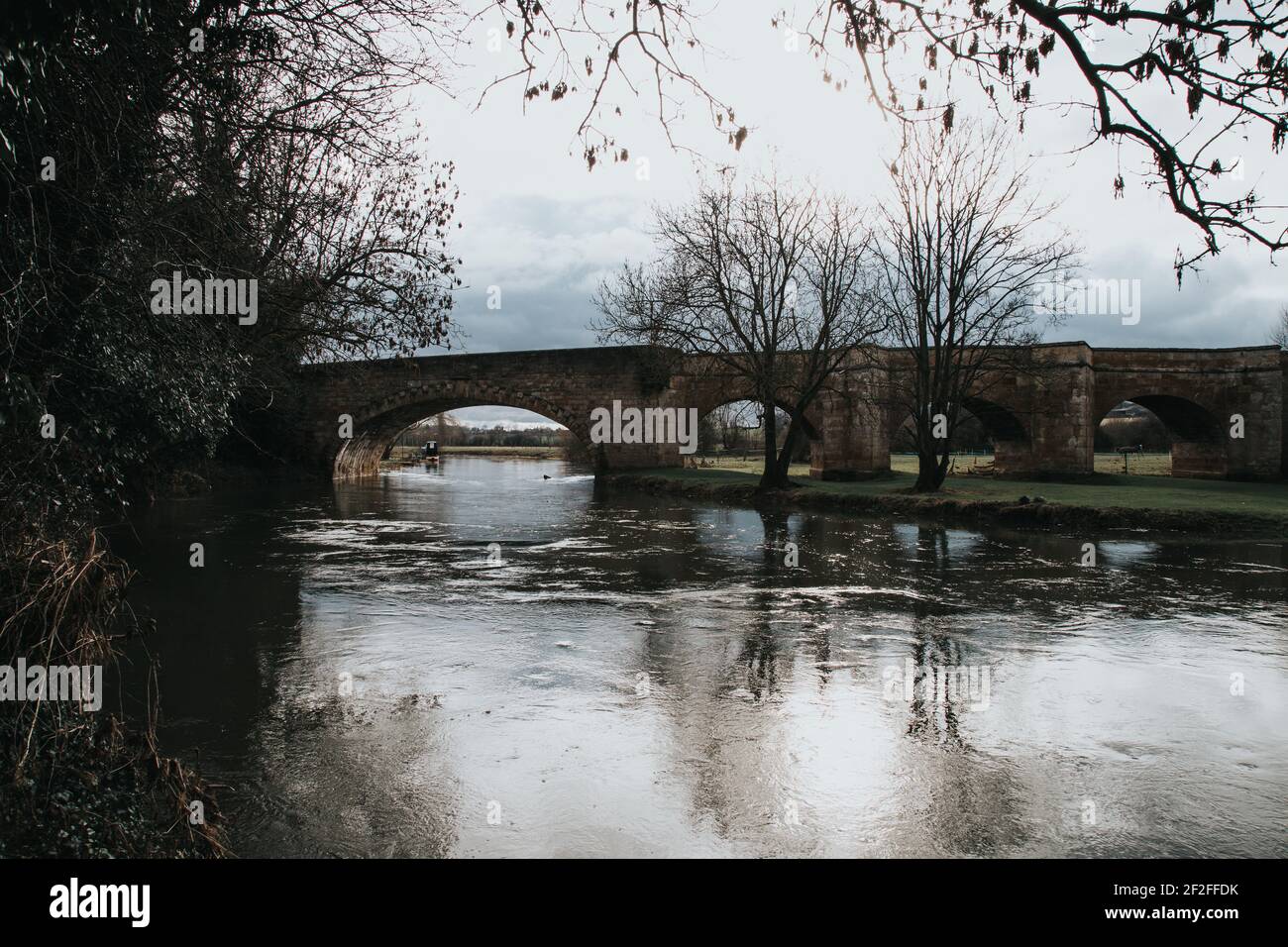 Ponte stradale sul fiume Nene a Wansford, Cambridgeshire Foto Stock