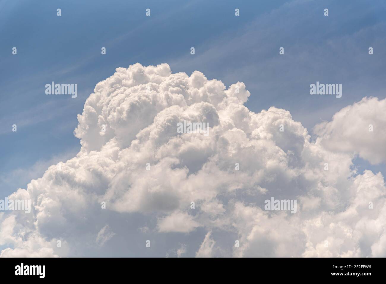 Formazione di nubi di cumulonimbus. Cielo blu e nuvole di pioggia. Cloud formante tempeste. Climatologia e atrmosphere. Inversione termica. Foto Stock