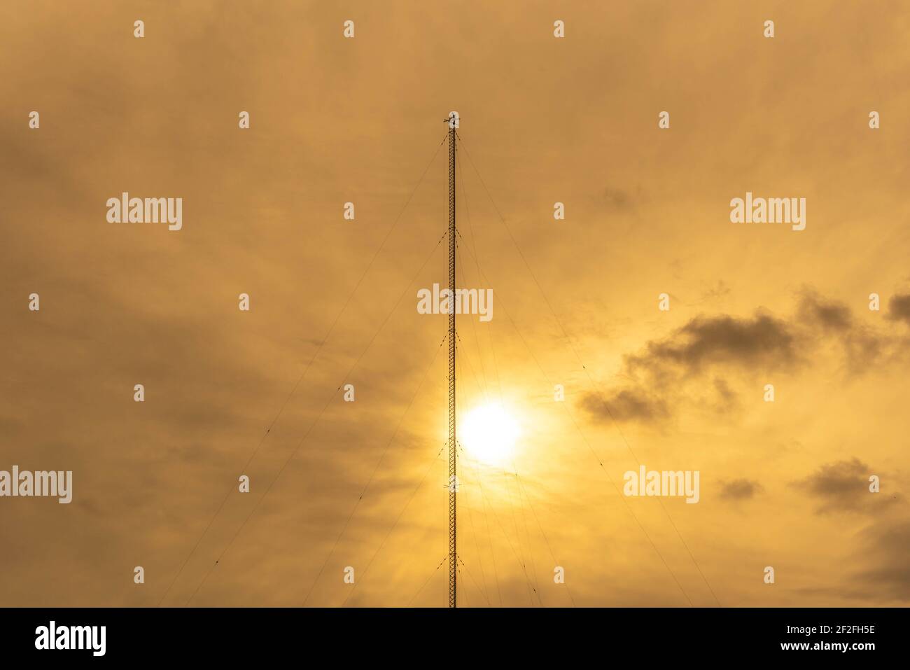 Torre di trasmissione delle onde radio a frequenza modulata - FM. Infrastruttura di comunicazione. Antenna di trasmissione dati. Tramonto. Trasmissione del segnale radio Foto Stock