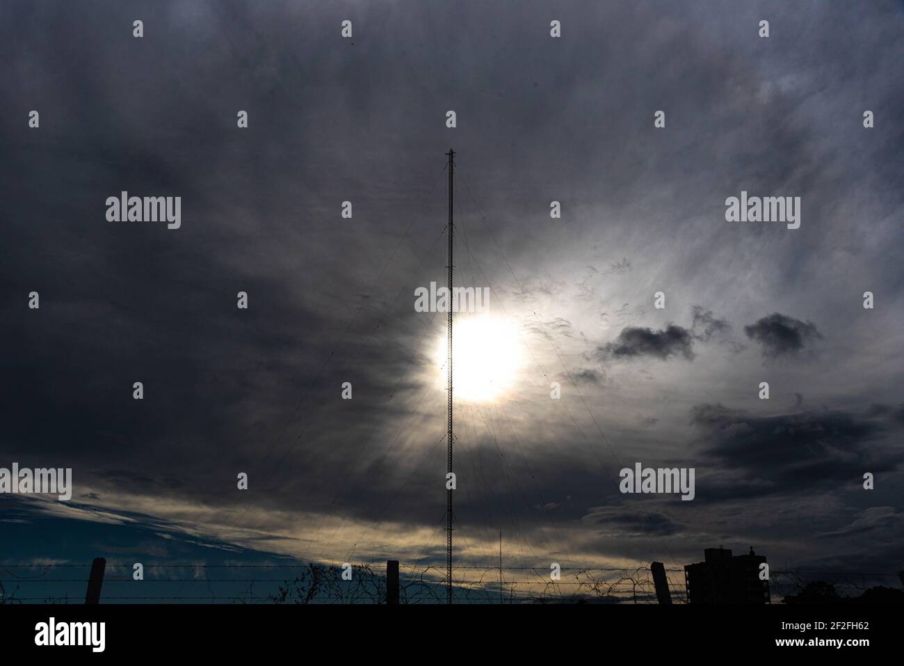 Torre di trasmissione delle onde radio a frequenza modulata - FM. Infrastruttura di comunicazione. Antenna di trasmissione dati. Tramonto. Trasmissione del segnale radio Foto Stock