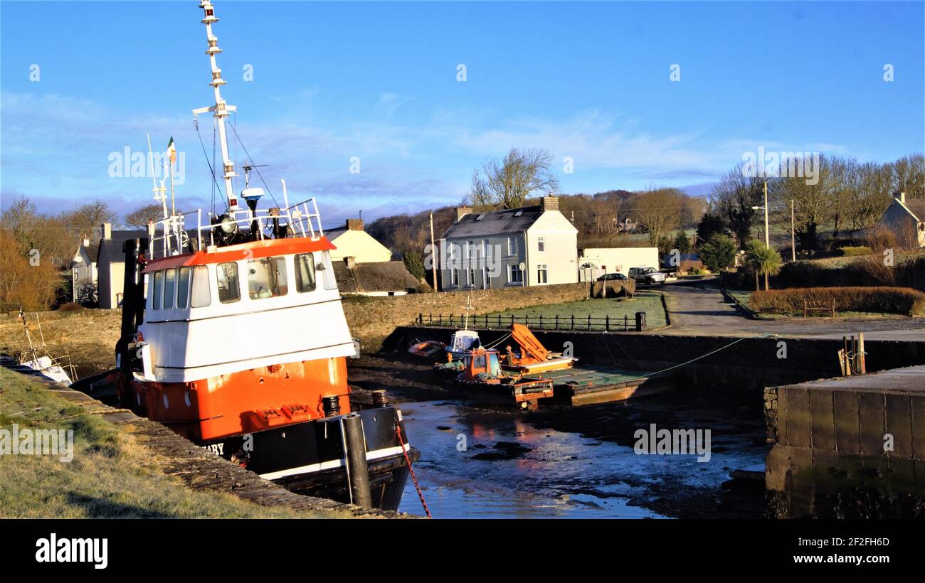 Barche ormeggiate a Knock Village sull'estuario di Shannon. La strada di Shannon si trova a ovest se l'Irlanda. Foto Stock