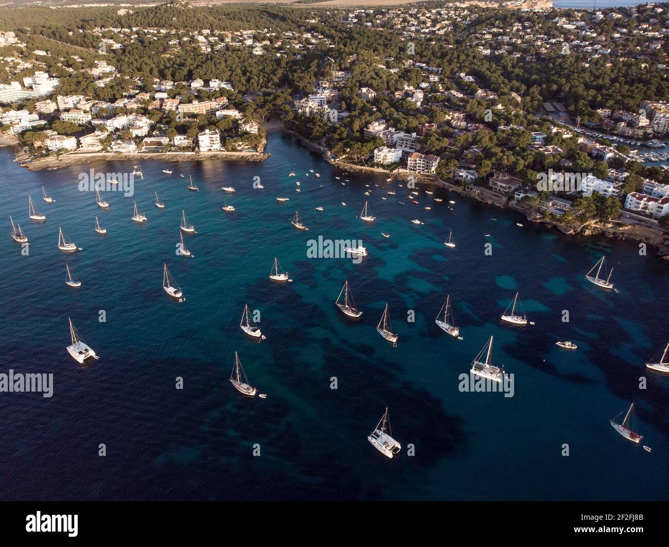 Foto aerea di una concentrazione di barche a vela nel Mar Mediterraneo presso la costa di Santa Ponsa, Maiorca. Foto Stock