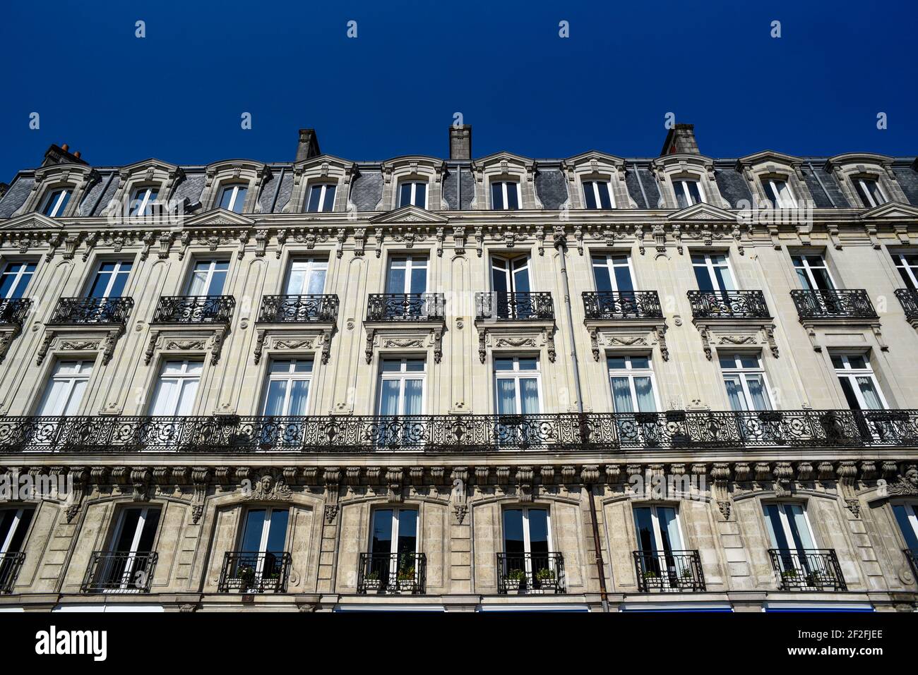 Architettura tipica delle case in affito francese. Facciata luminosa. Foto Stock