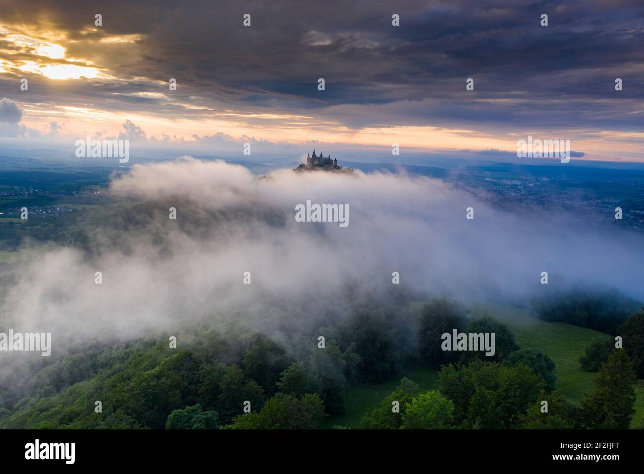 Castello di Hohenzollern nella nebbia al tramonto, Germania Foto Stock