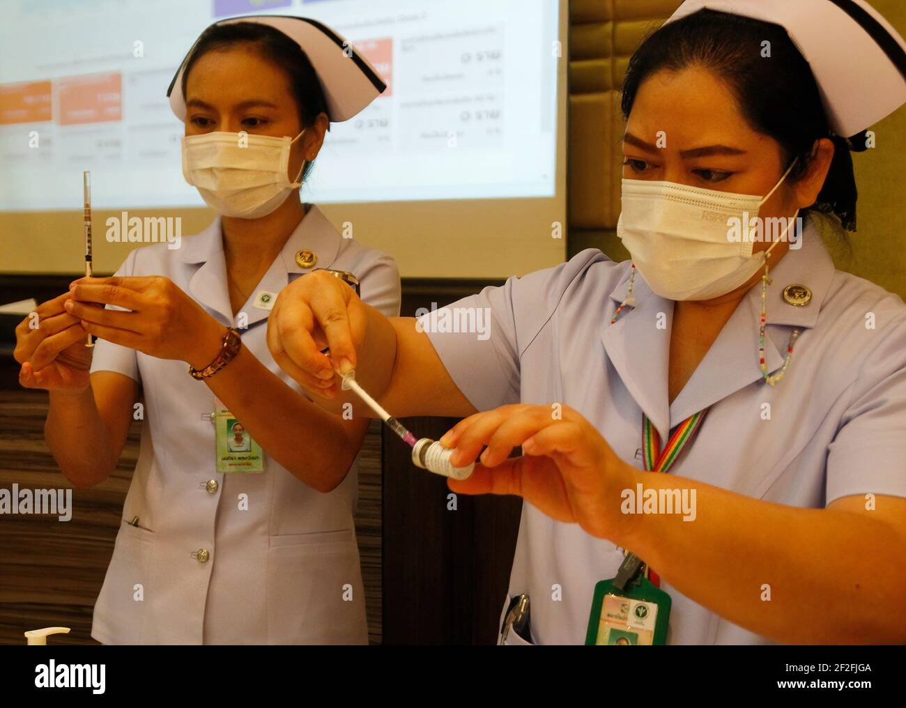Bangkok, Thailandia. 12 marzo 2021. Un operatore sanitario carica una siringa con il vaccino AstraZeneneca presso l'Istituto per le malattie infettive di Bambrasnaradura nella provincia di Nonthaburi, alla periferia di Bangkok. Il primo ministro tailandese Prayuth Chan o-Cha e i suoi ministri del governo hanno rinviato bruscamente le loro vaccinazioni di Covid-19 previste per venerdì, dopo che diversi paesi europei hanno sospeso l'uso del vaccino di AstraZeneca su rapporti che alcuni pazienti avevano sviluppato coaguli di sangue. Credit: SOPA Images Limited/Alamy Live News Foto Stock