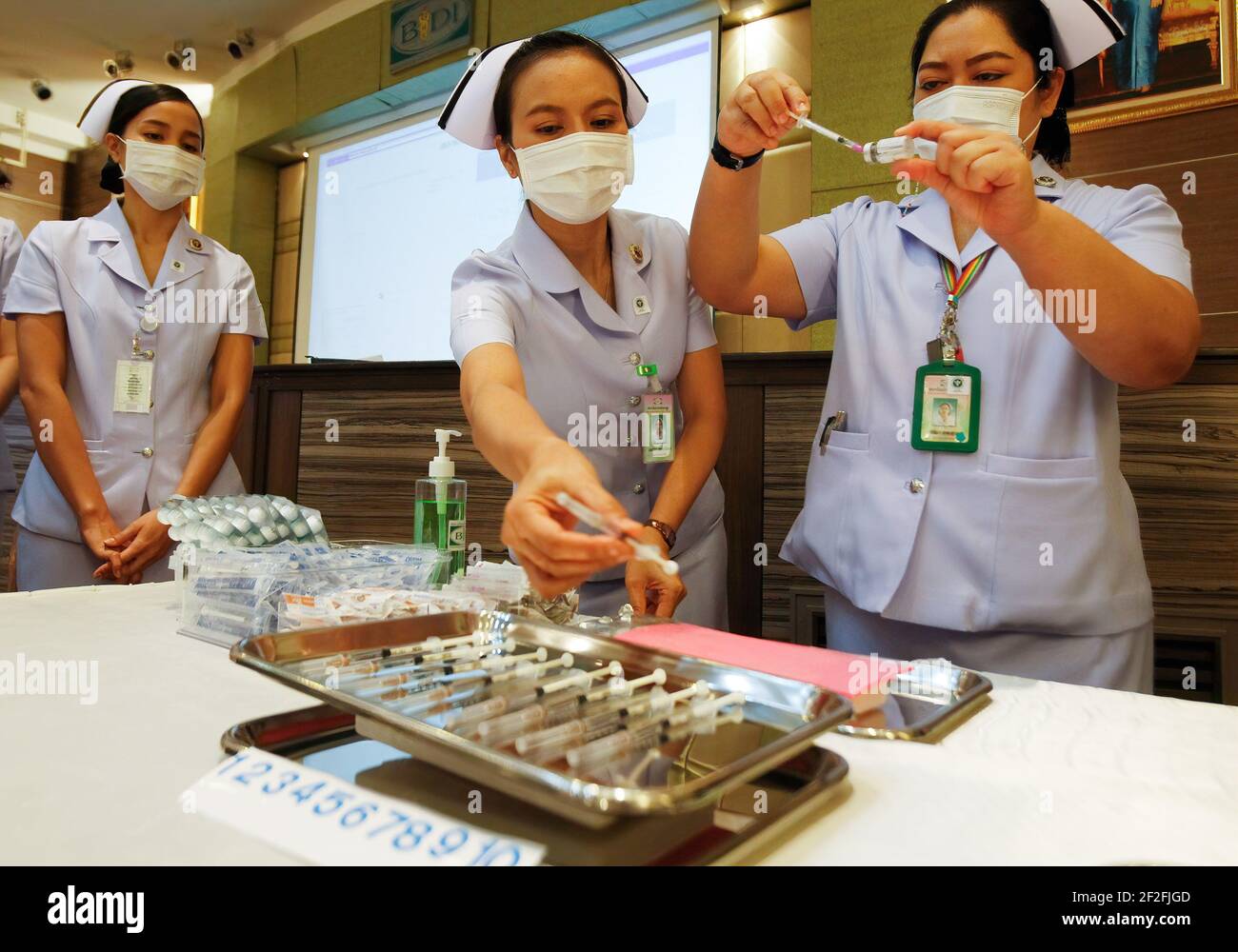 Bangkok, Thailandia. 12 marzo 2021. Un operatore sanitario carica una siringa con il vaccino AstraZeneneca presso l'Istituto per le malattie infettive di Bambrasnaradura nella provincia di Nonthaburi, alla periferia di Bangkok. Il primo ministro tailandese Prayuth Chan o-Cha e i suoi ministri del governo hanno rinviato bruscamente le loro vaccinazioni di Covid-19 previste per venerdì, dopo che diversi paesi europei hanno sospeso l'uso del vaccino di AstraZeneca su rapporti che alcuni pazienti avevano sviluppato coaguli di sangue. Credit: SOPA Images Limited/Alamy Live News Foto Stock