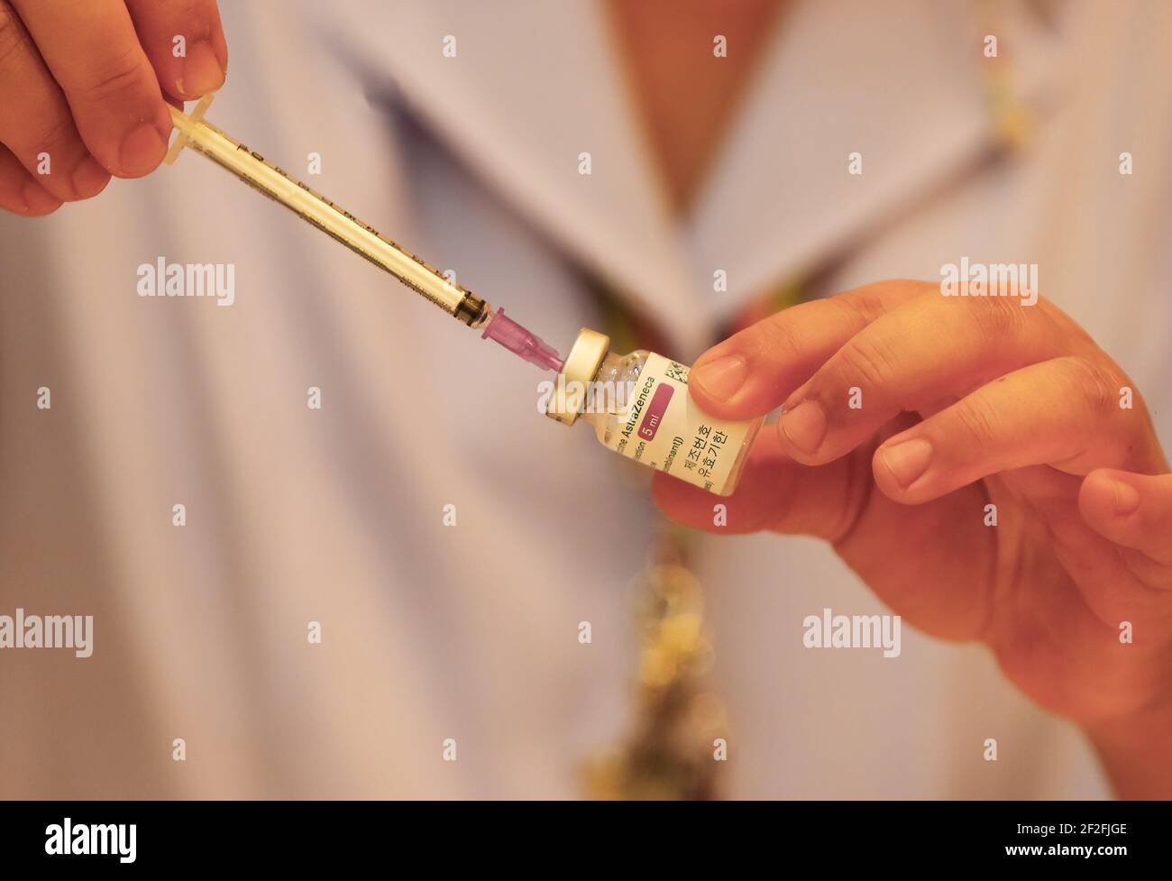 Bangkok, Thailandia. 12 marzo 2021. Un operatore sanitario carica una siringa con il vaccino AstraZeneneca presso l'Istituto per le malattie infettive di Bambrasnaradura nella provincia di Nonthaburi, alla periferia di Bangkok. Il primo ministro tailandese Prayuth Chan o-Cha e i suoi ministri del governo hanno rinviato bruscamente le loro vaccinazioni di Covid-19 previste per venerdì, dopo che diversi paesi europei hanno sospeso l'uso del vaccino di AstraZeneca su rapporti che alcuni pazienti avevano sviluppato coaguli di sangue. Credit: SOPA Images Limited/Alamy Live News Foto Stock