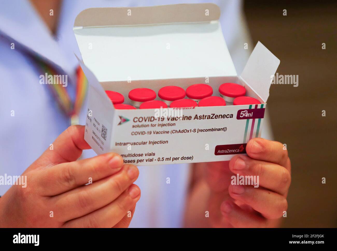 Bangkok, Thailandia. 12 marzo 2021. Un operatore sanitario detiene una scatola del vaccino AstraZeneneca presso l'Istituto per le malattie infettive di Bambrasnaradura nella provincia di Nonthaburi, alla periferia di Bangkok. Il primo ministro tailandese Prayuth Chan o-Cha e i suoi ministri del governo hanno rinviato bruscamente le loro vaccinazioni di Covid-19 previste per venerdì, dopo che diversi paesi europei hanno sospeso l'uso del vaccino di AstraZeneca su rapporti che alcuni pazienti avevano sviluppato coaguli di sangue. Credit: SOPA Images Limited/Alamy Live News Foto Stock