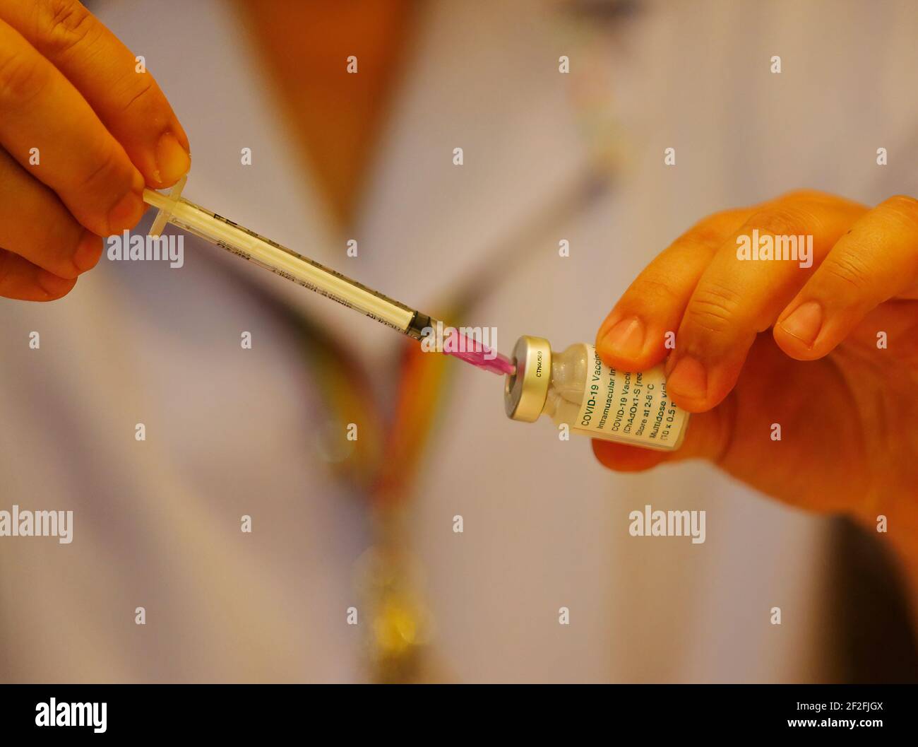 Bangkok, Thailandia. 12 marzo 2021. Un operatore sanitario carica una siringa con il vaccino AstraZeneneca presso l'Istituto per le malattie infettive di Bambrasnaradura nella provincia di Nonthaburi, alla periferia di Bangkok. Il primo ministro tailandese Prayuth Chan o-Cha e i suoi ministri del governo hanno rinviato bruscamente le loro vaccinazioni di Covid-19 previste per venerdì, dopo che diversi paesi europei hanno sospeso l'uso del vaccino di AstraZeneca su rapporti che alcuni pazienti avevano sviluppato coaguli di sangue. Credit: SOPA Images Limited/Alamy Live News Foto Stock