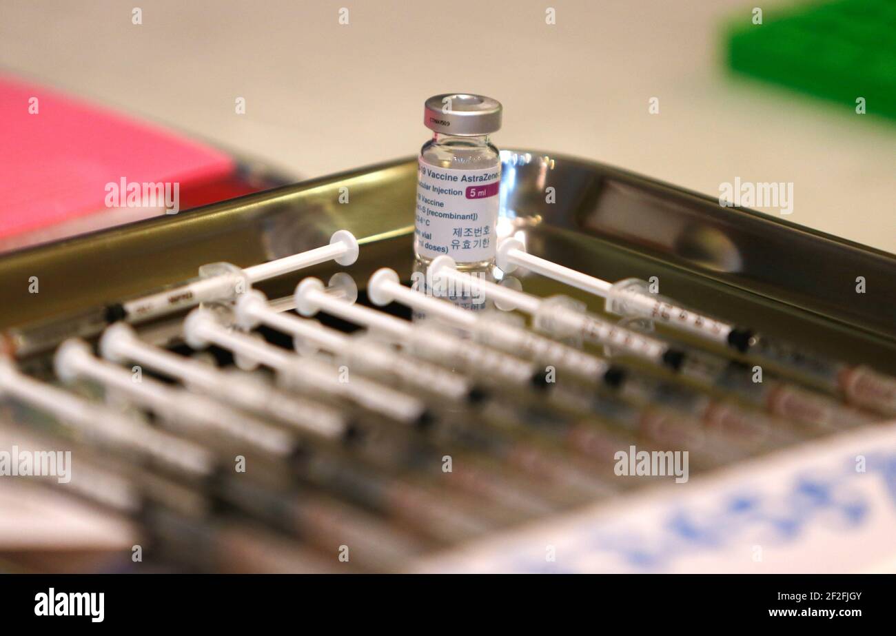 Bangkok, Thailandia. 12 marzo 2021. Le siringhe caricate con il vaccino AstraZeneneca sono osservate presso l'Istituto per le malattie infettive di Bambasnaradura nella provincia di Nonthaburi, alla periferia di Bangkok. Il primo ministro tailandese Prayuth Chan o-Cha e i suoi ministri del governo hanno rinviato bruscamente le loro vaccinazioni di Covid-19 previste per venerdì, dopo che diversi paesi europei hanno sospeso l'uso del vaccino di AstraZeneca su rapporti che alcuni pazienti avevano sviluppato coaguli di sangue. Credit: SOPA Images Limited/Alamy Live News Foto Stock