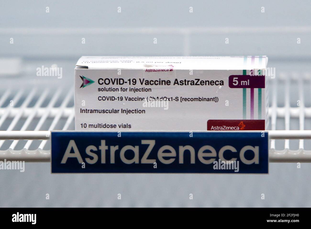 Bangkok, Thailandia. 12 marzo 2021. Una scatola del vaccino AstraZeneneca si trova in un frigorifero di raffreddamento presso l'Istituto per le malattie infettive Bambrasnaradura nella provincia di Nonthaburi, alla periferia di Bangkok. Il primo ministro tailandese Prayuth Chan o-Cha e i suoi ministri del governo hanno rinviato bruscamente le loro vaccinazioni di Covid-19 previste per venerdì, dopo che diversi paesi europei hanno sospeso l'uso del vaccino di AstraZeneca su rapporti che alcuni pazienti avevano sviluppato coaguli di sangue. Credit: SOPA Images Limited/Alamy Live News Foto Stock