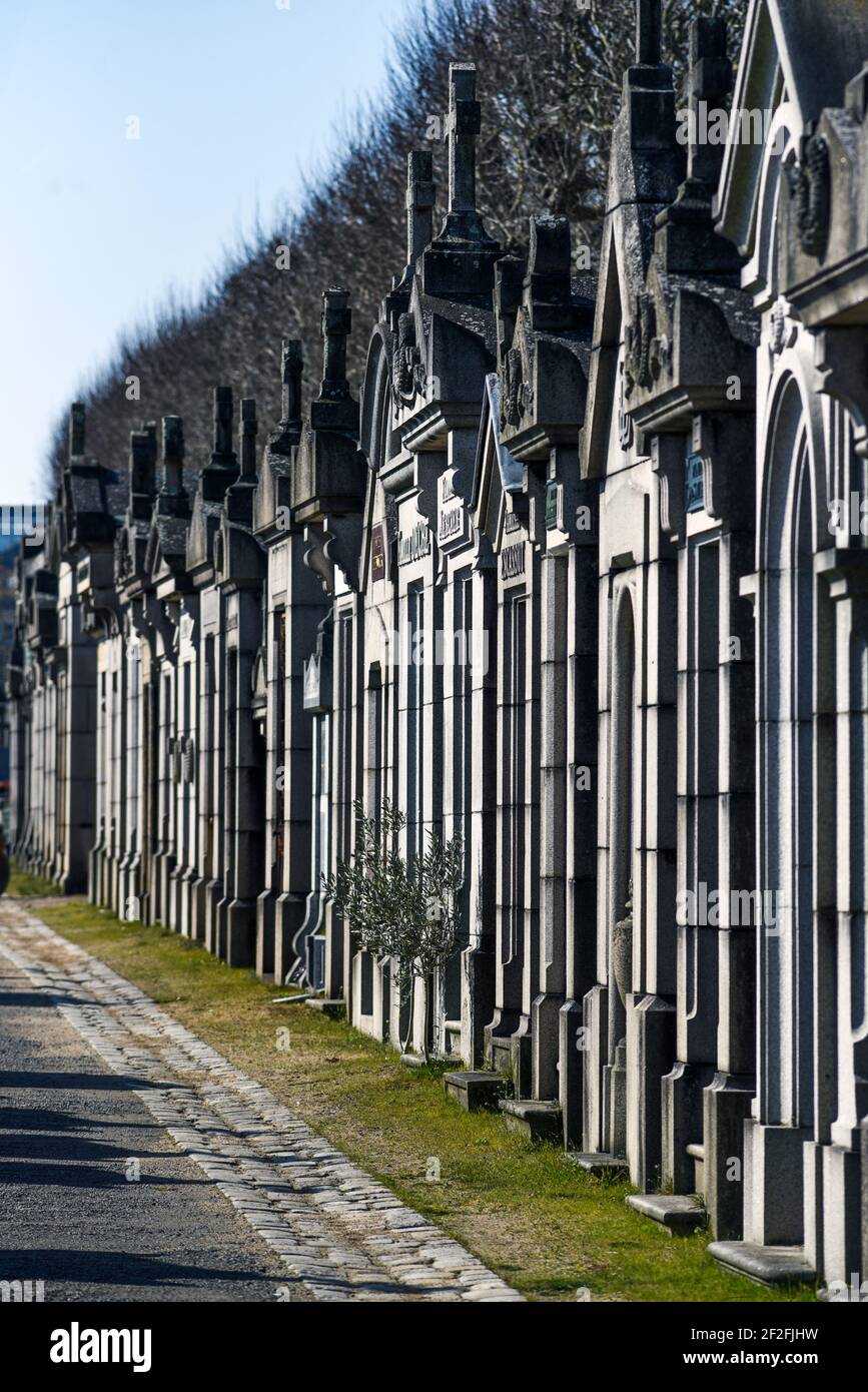 Monumenti francesi, tombe nel cimitero. Architettura cimitero francese. Foto Stock