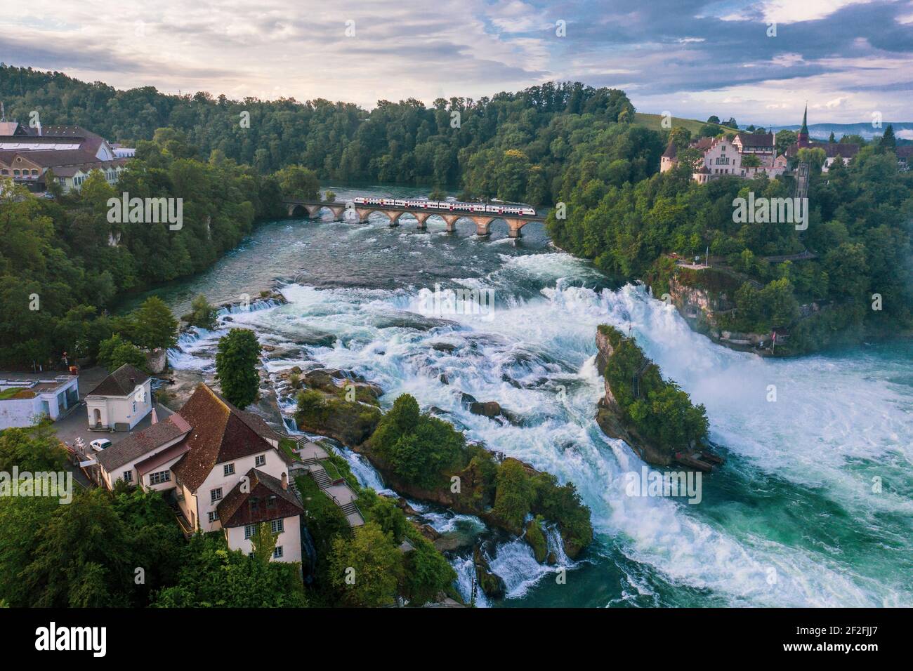 Cascate del Reno in Svizzera, Schaffhausen - cascata gigantesca al tramonto Foto Stock