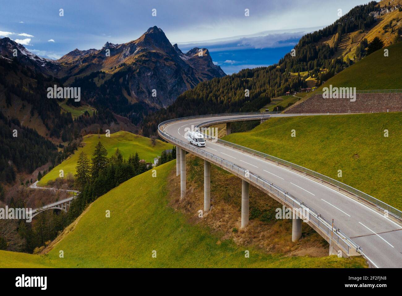 Camping RoadTrip - vacanze estive con il cane - viaggiare con Il camper in Europa Foto Stock