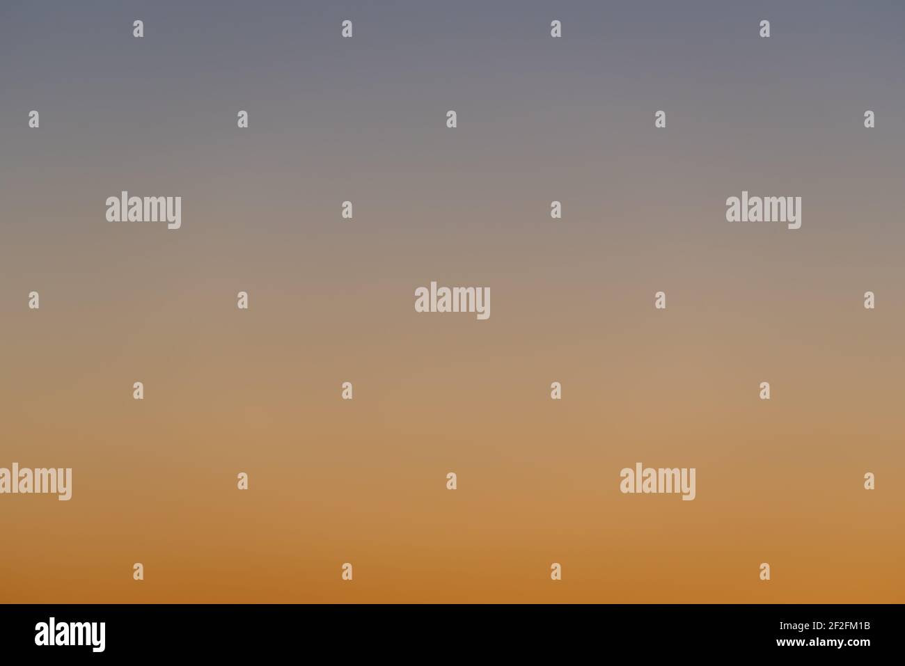 Sfumatura blu e arancione di un cielo di tramonto Foto Stock