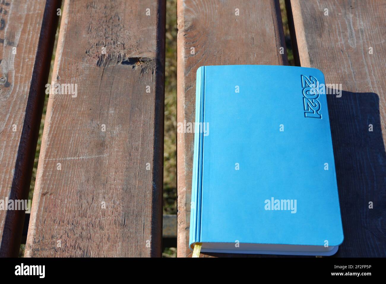 Ordine del giorno su tavola di legno all'aperto Foto Stock