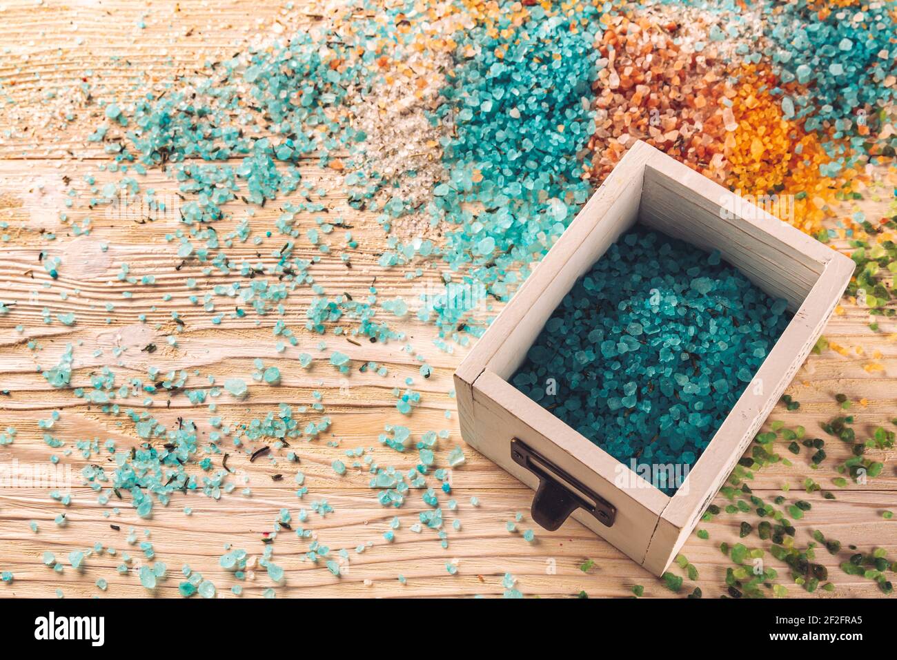 Sale naturale da bagno in cassa su sfondo di legno, spazio copia Foto Stock