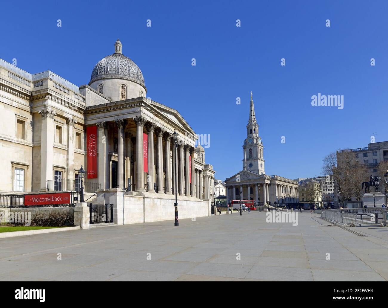 Londra, Inghilterra, Regno Unito. Trafalgar Square - Galleria Nazionale e la chiesa di San Martino nei campi durante il blocco COVID, marzo 2021 Foto Stock