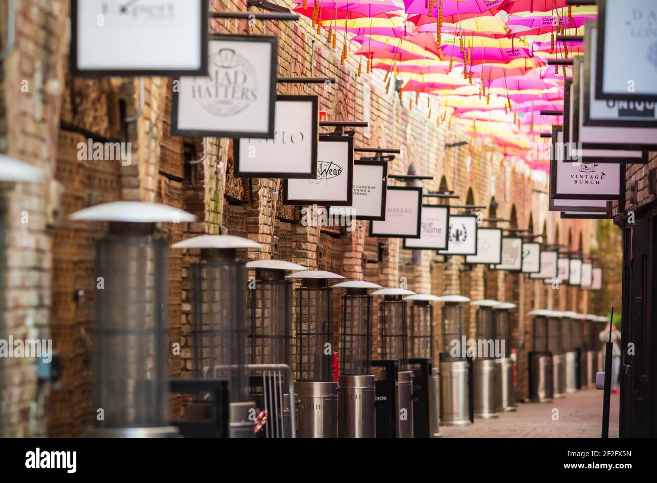 Londra, Regno Unito - 26 febbraio 2021 - i negozi chiusi nel mercato di Camden durante la chiusura nazionale Foto Stock