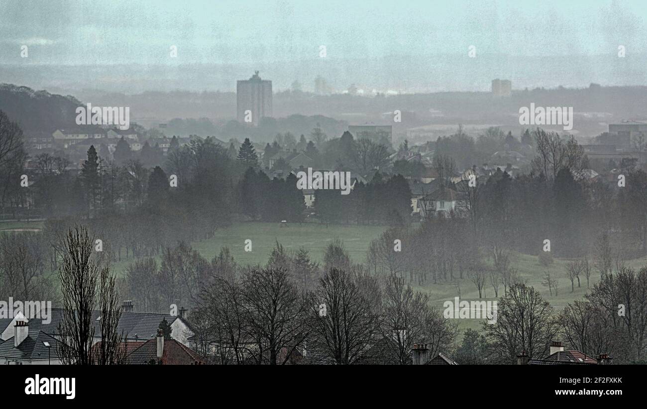 Glasgow, Scozia, Regno Unito. 12 marzo 2021. Regno Unito Meteo: Pioggia torrenziale e forti venti con più a venire oltre l'estremità occidentale della città. Credit: Gerard Ferry/Alamy Live News Foto Stock