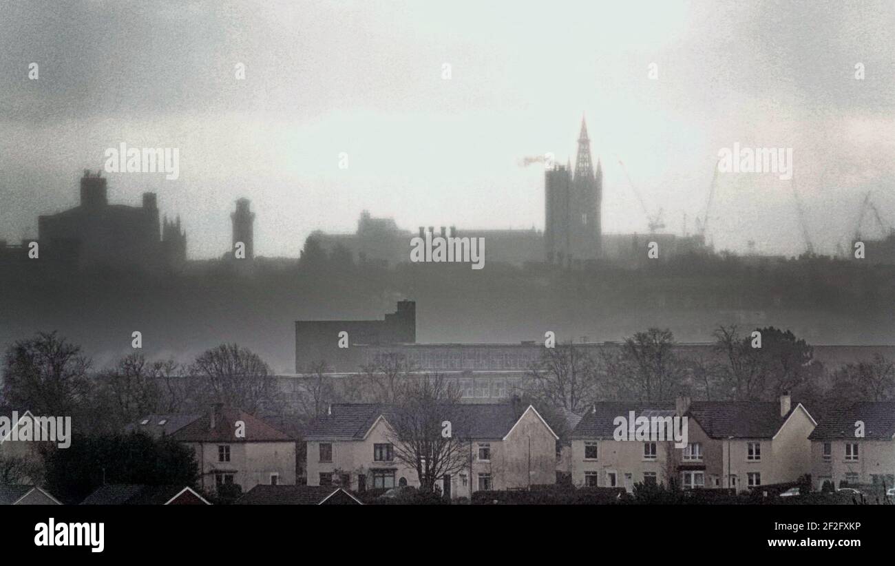 Glasgow, Scozia, Regno Unito. 12 marzo 2021. Regno Unito Meteo: Pioggia torrenziale e forti venti con più a venire oltre l'estremità occidentale della città. Credit: Gerard Ferry/Alamy Live News Foto Stock