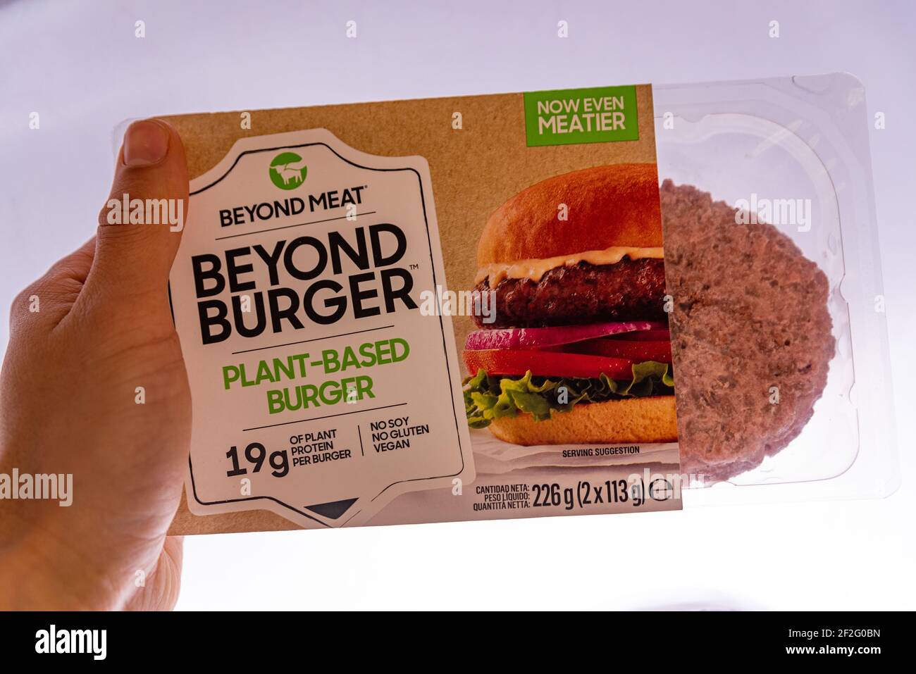 roma, italia - 10 marzo 2021: Hamburger a base di carne veggie a base di piante in frigo con imballo. Dieta vegetariana a base di piante Foto Stock