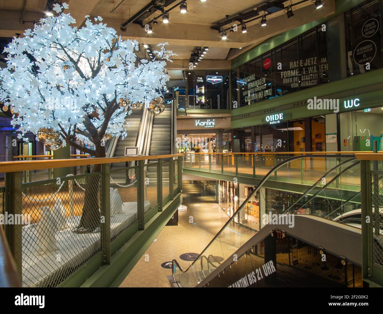 Lockdown a Berlino 2020 - Empty Bikini Haus, centro commerciale con alberi illuminati - i negozi sono chiusi Foto Stock