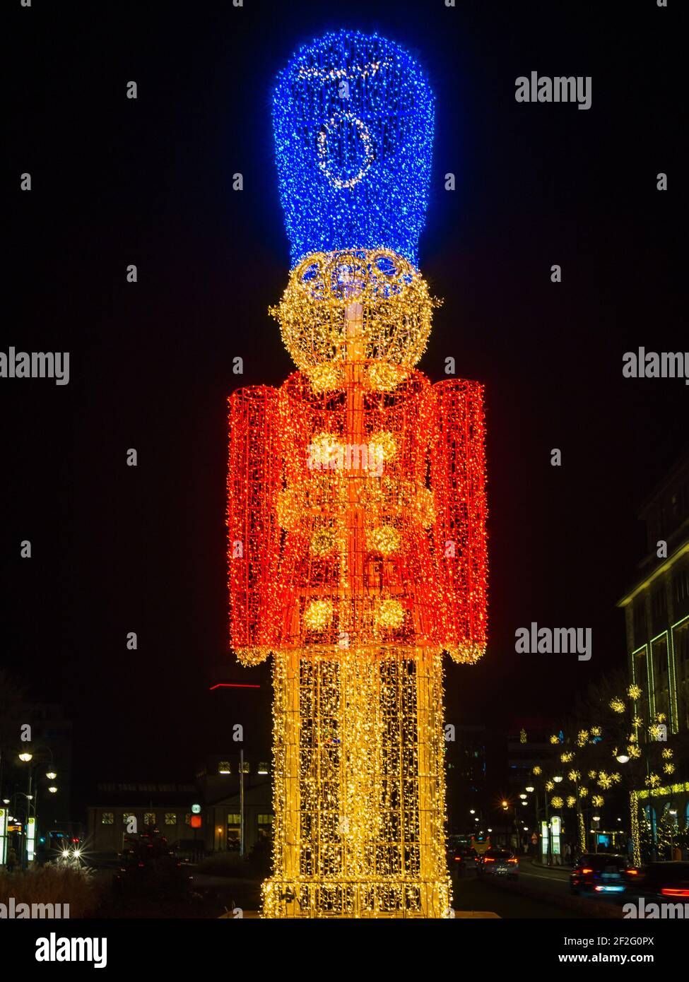 Natale a Berlino: Scatto notturno di un colorato soldato illuminato in stagno a Kurfürstendamm, Berlino Ovest Foto Stock