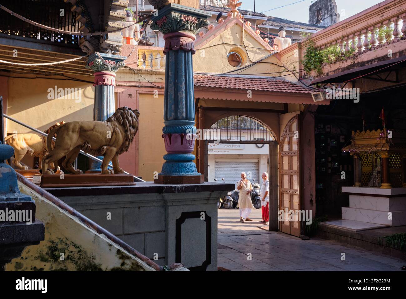 All'interno del cortile di un piccolo tempio di Krishna (indù) a C.P. Tank Road Circle, Bhuleshwar, Mumbai, India Foto Stock