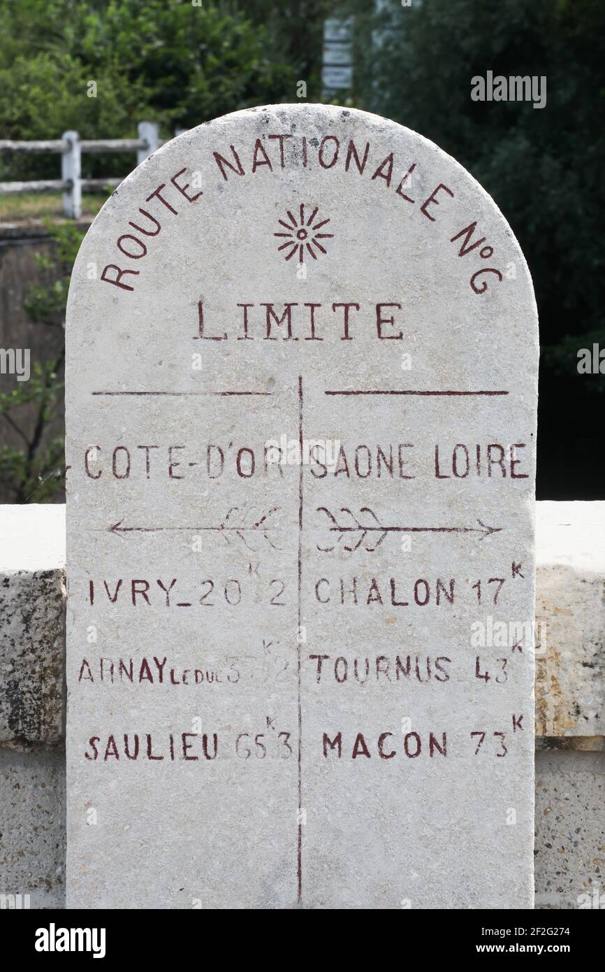 Marcatore con confine dipartimentale tra Saone e Loire (71) e. Cote d'Or (21) sulla rotta nazionale 6 in Francia Foto Stock