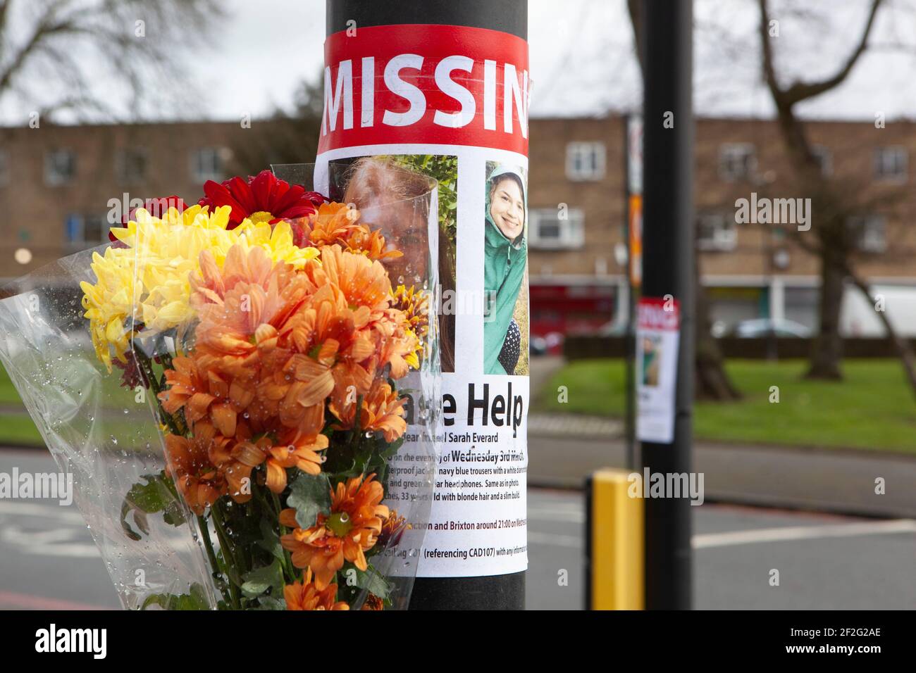 Londra, Regno Unito, 12 marzo 2021: Fiori e lettere sono stati lasciati in omaggio alla donna assassinata Sarah Everard su Poynders Road vicino a dove è stata vista l'ultima volta. Anna Watson/Alamy Live News Foto Stock